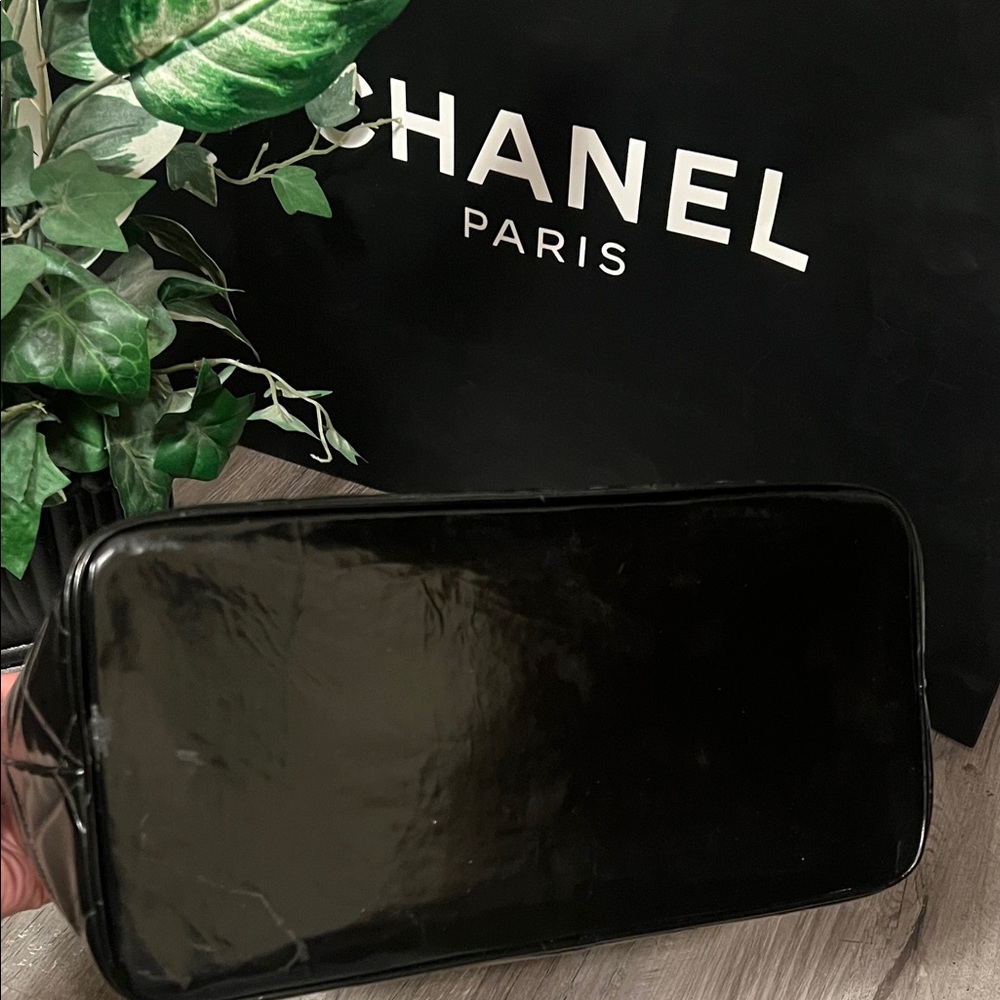 EUC- Chanel Black Quilted patent leather with 24K Gold zipper pull @lovetanyb - Picture 10 of 16